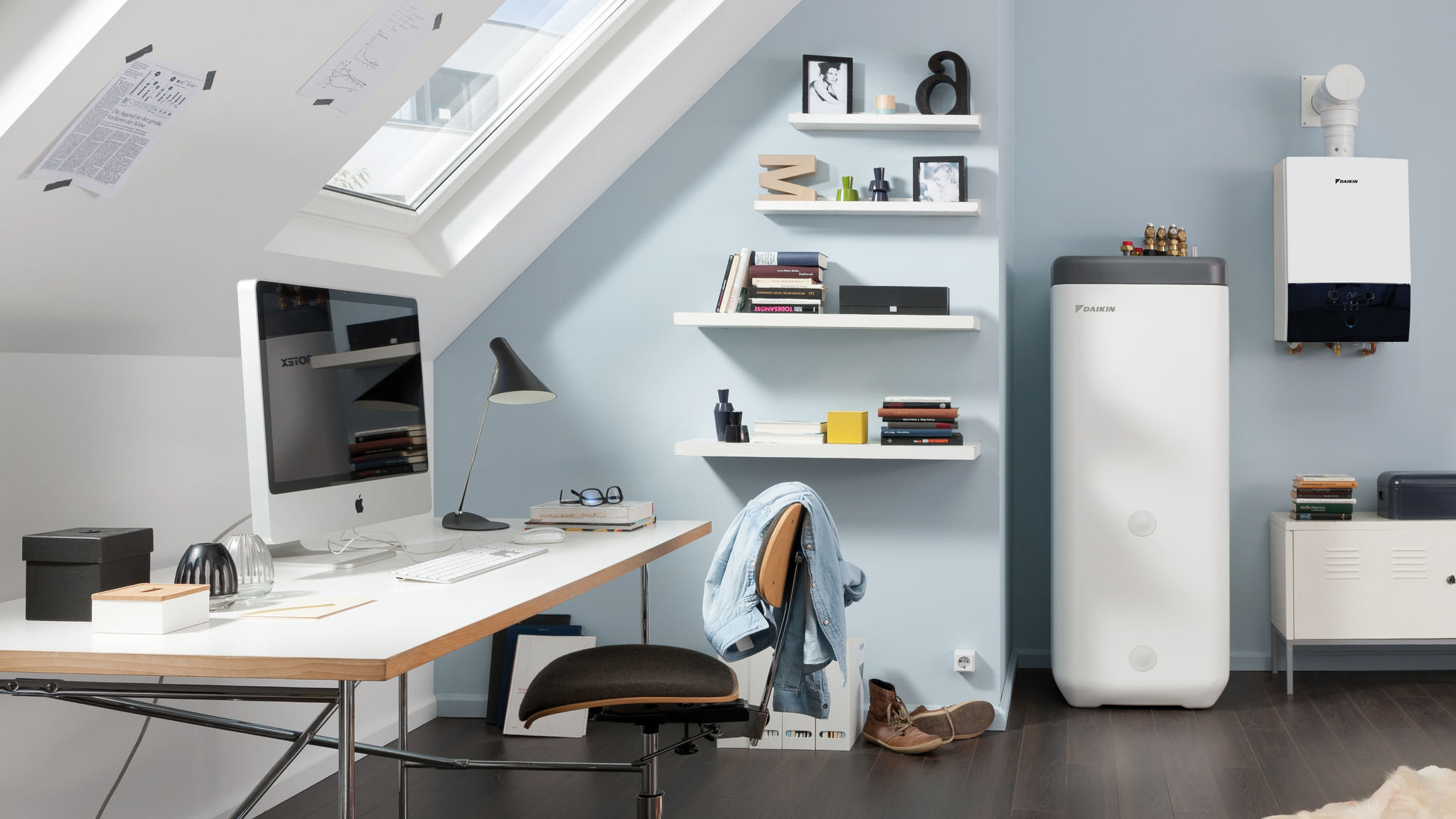 Depósito de água quente Daikin integrado num quarto de dormitório
